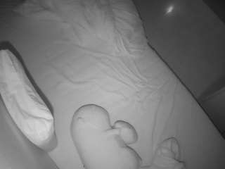 voyeurcam-julmodels-greybed-2