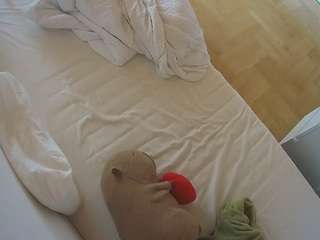 voyeurcam-julmodels-greybed-2