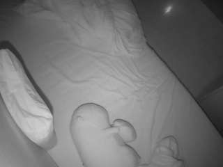 voyeurcam-julmodels-greybed-2