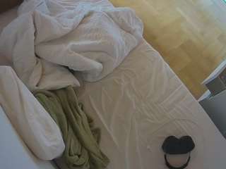 voyeurcam-julmodels-greybed-2