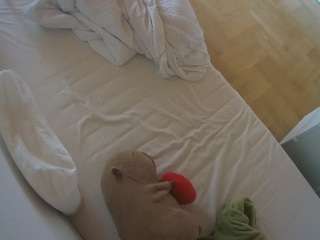 voyeurcam-julmodels-greybed-2