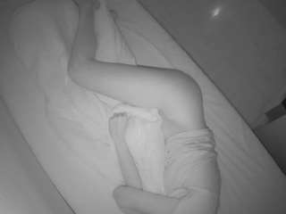 voyeurcam-julmodels-greybed-2
