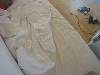 voyeurcam-julmodels-greybed-2