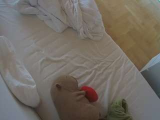 voyeurcam-julmodels-greybed-2