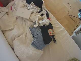 voyeurcam-julmodels-greybed-2