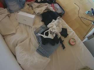 voyeurcam-julmodels-greybed-2