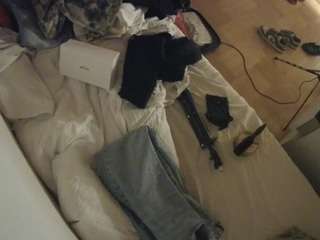 voyeurcam-julmodels-greybed-2