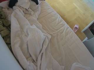 voyeurcam-julmodels-greybed-2