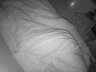 voyeurcam-julmodels-greybed-2