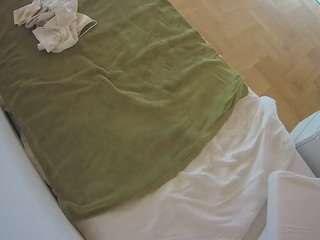 voyeurcam-julmodels-greybed-2