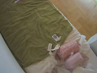 voyeurcam-julmodels-greybed-2