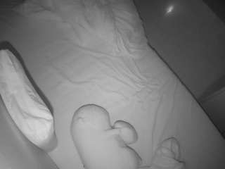 voyeurcam-julmodels-greybed-2