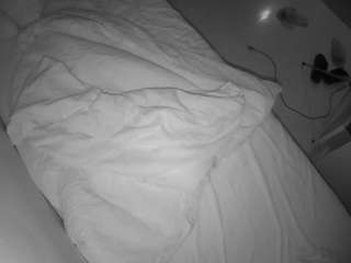 voyeurcam-julmodels-greybed-2