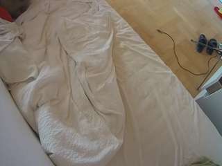 voyeurcam-julmodels-greybed-2