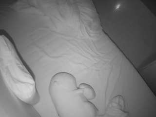 voyeurcam-julmodels-greybed-2