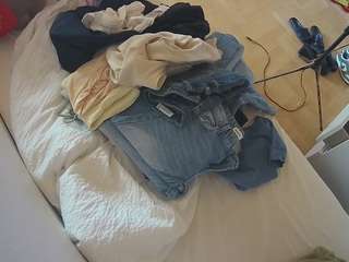 voyeurcam-julmodels-greybed-2