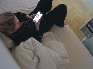 voyeurcam-julmodels-greybed-2