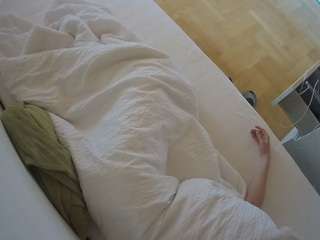 voyeurcam-julmodels-greybed-2