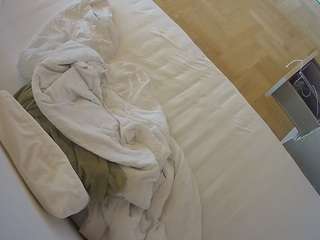 voyeurcam-julmodels-greybed-2
