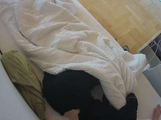 voyeurcam-julmodels-greybed-2