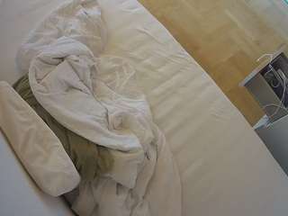 voyeurcam-julmodels-greybed-2