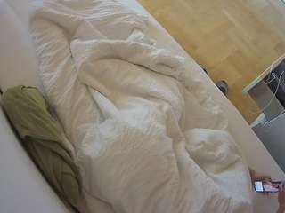 voyeurcam-julmodels-greybed-2