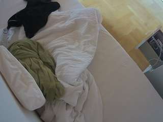 voyeurcam-julmodels-greybed-2