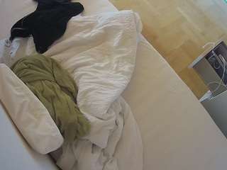 voyeurcam-julmodels-greybed-2