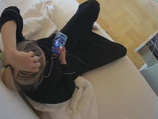 voyeurcam-julmodels-greybed-2