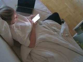voyeurcam-julmodels-greybed-2