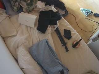 voyeurcam-julmodels-greybed-2