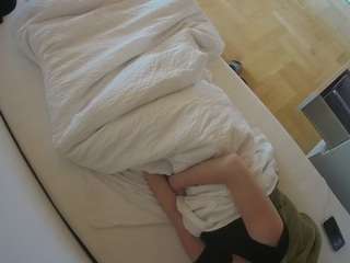 voyeurcam-julmodels-greybed-2