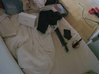 voyeurcam-julmodels-greybed-2