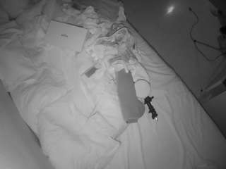 voyeurcam-julmodels-greybed-2