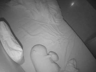 voyeurcam-julmodels-greybed-2