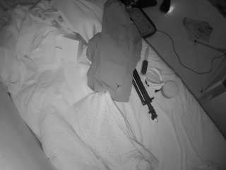 voyeurcam-julmodels-greybed-2