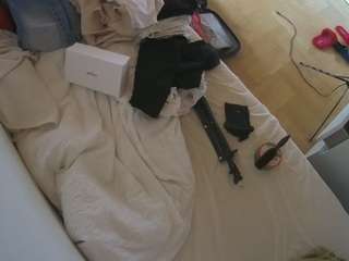 voyeurcam-julmodels-greybed-2