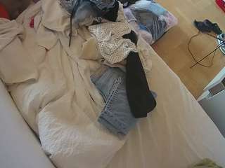 voyeurcam-julmodels-greybed-2