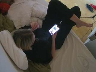 voyeurcam-julmodels-greybed-2