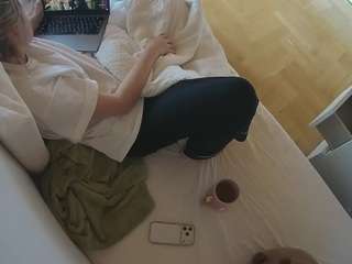 voyeurcam-julmodels-greybed-2