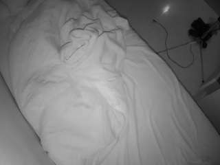 voyeurcam-julmodels-greybed-2