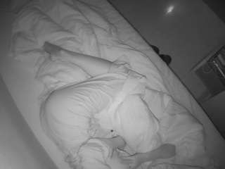 voyeurcam-julmodels-greybed-2