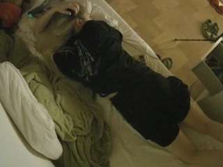 voyeurcam-julmodels-greybed-2