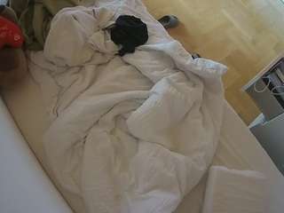 voyeurcam-julmodels-greybed-2