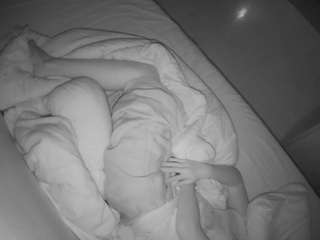 voyeurcam-julmodels-greybed-2