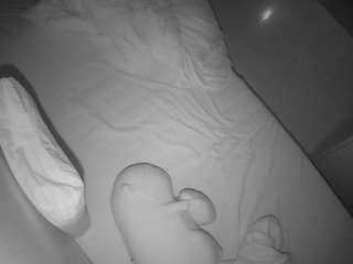 voyeurcam-julmodels-greybed-2