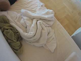 voyeurcam-julmodels-greybed-2