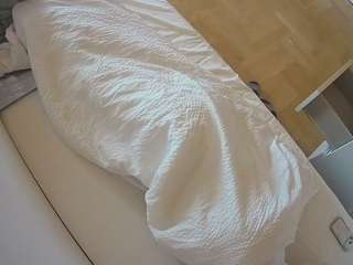 voyeurcam-julmodels-greybed-2