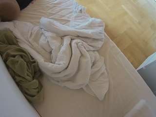 voyeurcam-julmodels-greybed-2