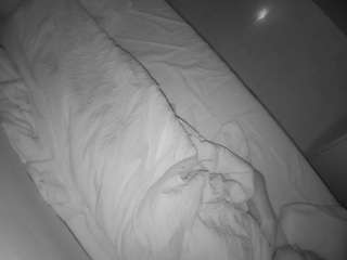 voyeurcam-julmodels-greybed-2